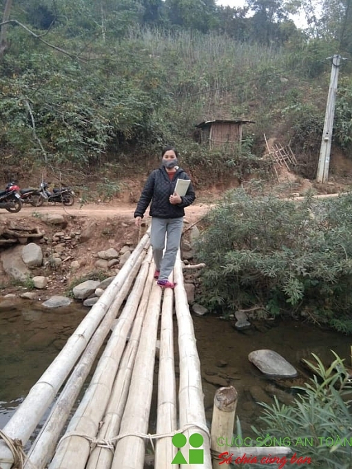 giao vien vung cao xu nghe den tung nha chong tai mu chu cho hoc sinh mua dich