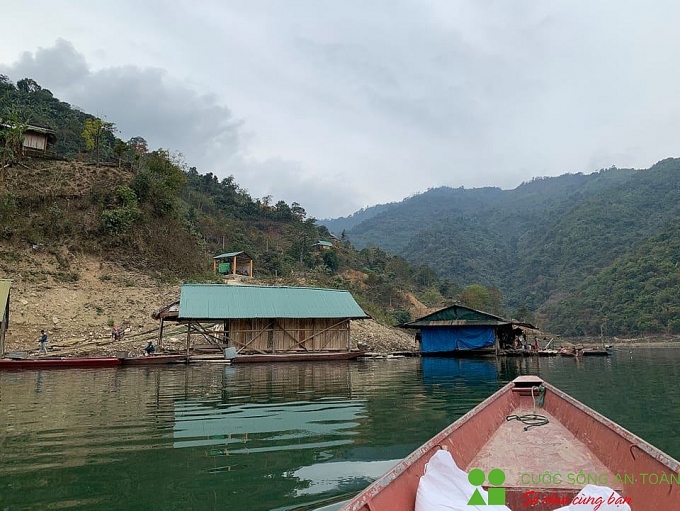 giao vien vung cao xu nghe den tung nha chong tai mu chu cho hoc sinh mua dich