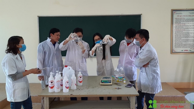 Nhiều trường học ở Nghệ An tự chế nước rửa tay khô sát khuẩn phòng dịch Covid-19 nhieu truong hoc o nghe an tu che nuoc rua tay kho sat khuan phong dich covid 19