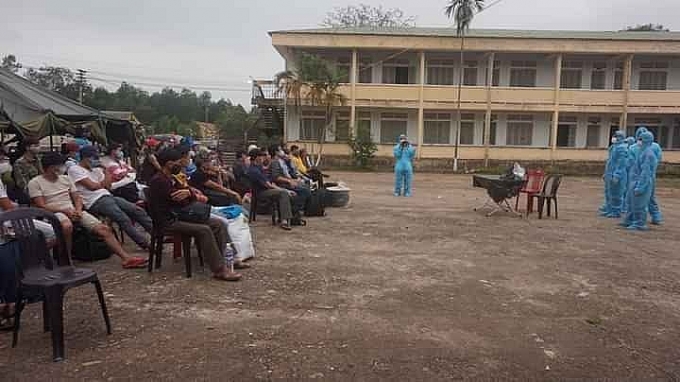 Công dân hào hứng đánh bóng chuyền, đọc báo bên trong khu cách ly tập trung cong dan hao hung danh bong chuyen doc bao ben trong khu cach ly tap trung