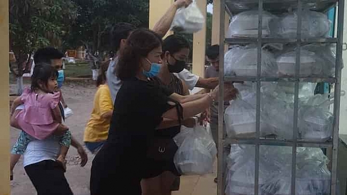 Công dân hào hứng đánh bóng chuyền, đọc báo bên trong khu cách ly tập trung cong dan hao hung danh bong chuyen doc bao ben trong khu cach ly tap trung