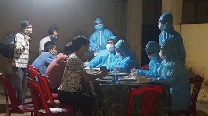 Công dân hào hứng đánh bóng chuyền, đọc báo bên trong khu cách ly tập trung cong dan hao hung danh bong chuyen doc bao ben trong khu cach ly tap trung