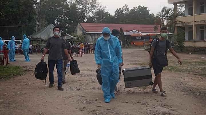 Công dân hào hứng đánh bóng chuyền, đọc báo bên trong khu cách ly tập trung cong dan hao hung danh bong chuyen doc bao ben trong khu cach ly tap trung