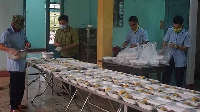 Công dân hào hứng đánh bóng chuyền, đọc báo bên trong khu cách ly tập trung cong dan hao hung danh bong chuyen doc bao ben trong khu cach ly tap trung