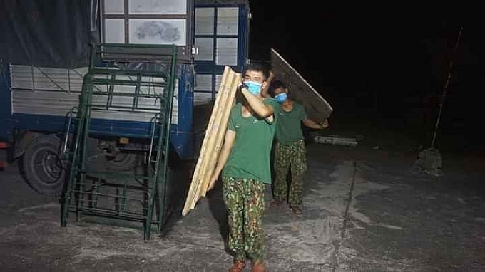 Công dân hào hứng đánh bóng chuyền, đọc báo bên trong khu cách ly tập trung cong dan hao hung danh bong chuyen doc bao ben trong khu cach ly tap trung