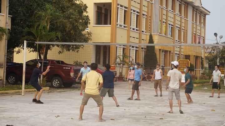 Công dân hào hứng đánh bóng chuyền, đọc báo bên trong khu cách ly tập trung