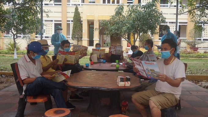 Công dân hào hứng đánh bóng chuyền, đọc báo bên trong khu cách ly tập trung cong dan hao hung danh bong chuyen doc bao ben trong khu cach ly tap trung