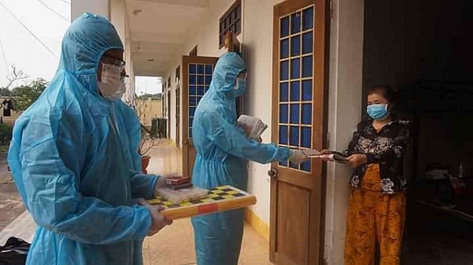 Công dân hào hứng đánh bóng chuyền, đọc báo bên trong khu cách ly tập trung cong dan hao hung danh bong chuyen doc bao ben trong khu cach ly tap trung