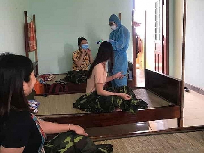 Công dân hào hứng đánh bóng chuyền, đọc báo bên trong khu cách ly tập trung cong dan hao hung danh bong chuyen doc bao ben trong khu cach ly tap trung