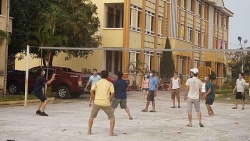 Công dân hào hứng đánh bóng chuyền, đọc báo bên trong khu cách ly tập trung