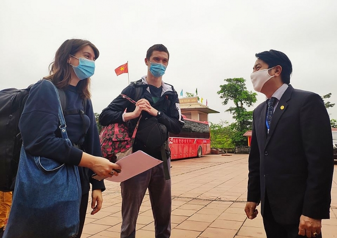 Hai du khách người Ireland và lá thư đầy xúc động trước khi rời khu cách ly hai du khach nguoi ireland va la thu day xuc dong truoc khi roi khu cach ly