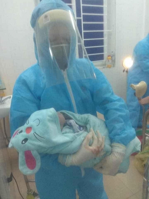 bv da khoa khu vuc tay bac vo oa don em be chao doi ngay trong khu cach ly