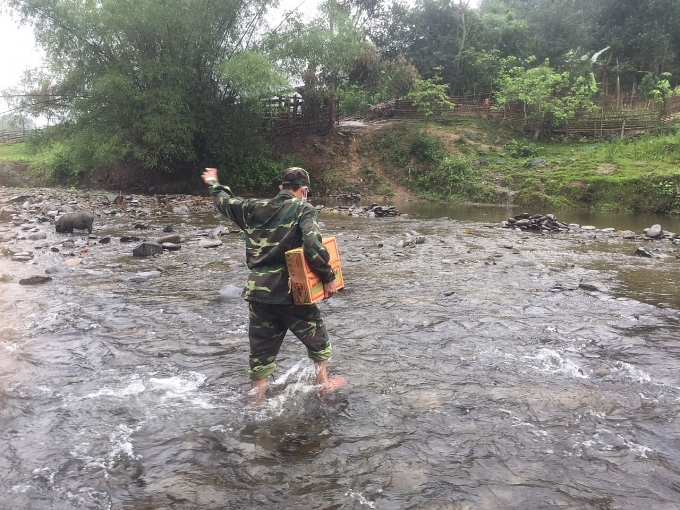 Hai chị em công nhân nghỉ việc về quê, vào rừng ở tự cách ly phòng dịch hai chi em cong nhan nghi viec ve que vao rung o tu cach ly phong dich