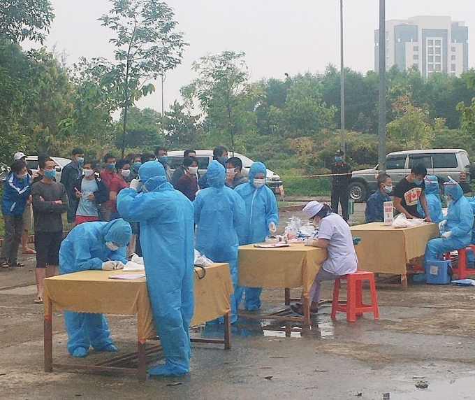 Nữ điều dưỡng tạm xa 2 con nhỏ để xung phong đến khu cách ly chống dịch nu dieu duong tam xa 2 con nho de xung phong den khu cach ly chong dich