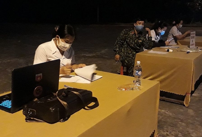 Nữ điều dưỡng tạm xa 2 con nhỏ để xung phong đến khu cách ly chống dịch nu dieu duong tam xa 2 con nho de xung phong den khu cach ly chong dich