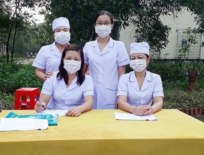 Nữ điều dưỡng tạm xa 2 con nhỏ để xung phong đến khu cách ly chống dịch nu dieu duong tam xa 2 con nho de xung phong den khu cach ly chong dich