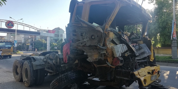 Xe đầu kéo bẹp dúm đầu sau khi đâm đuôi xe rơ - moóc xe dau keo bep dum dau sau khi dam duoi xe ro mooc