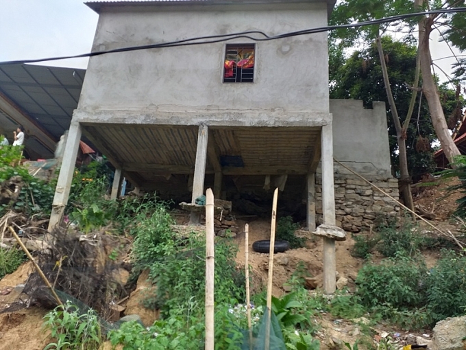 Hàng trăm hộ dân vùng cao bất an vì bờ sông sạt lở hang tram ho dan vung cao bat an vi bo song sat lo