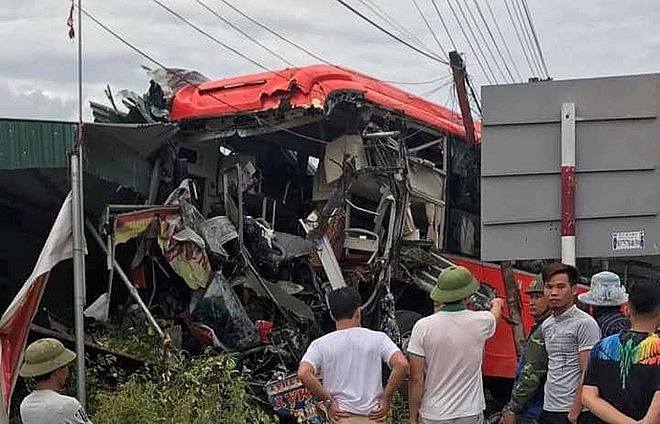 Xe giường nằm chở hơn 20 khách lao vào nhà dân, tài xế bị thương nặng xe giuong nam cho hon 20 khach lao vao nha dan tai xe bi thuong nang