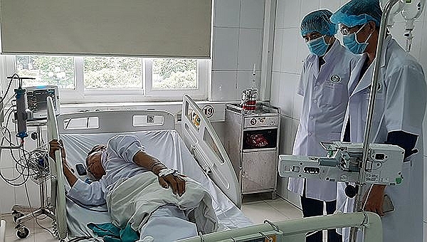 Nhiều bệnh nhân sốc khi chạy thận, hơn 130 người khác phải chuyển viện nhieu benh nhan soc khi chay than hon 130 nguoi khac phai chuyen vien