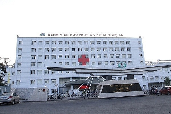 Nhiều bệnh nhân sốc khi chạy thận, hơn 130 người khác phải chuyển viện nhieu benh nhan soc khi chay than hon 130 nguoi khac phai chuyen vien