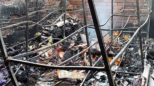 Hà Tĩnh, cháy chợ lúc nửa đêm, nhiều ki-ốt bị thiêu rụi ha tinh chay cho luc nua dem nhieu ki ot bi thieu rui