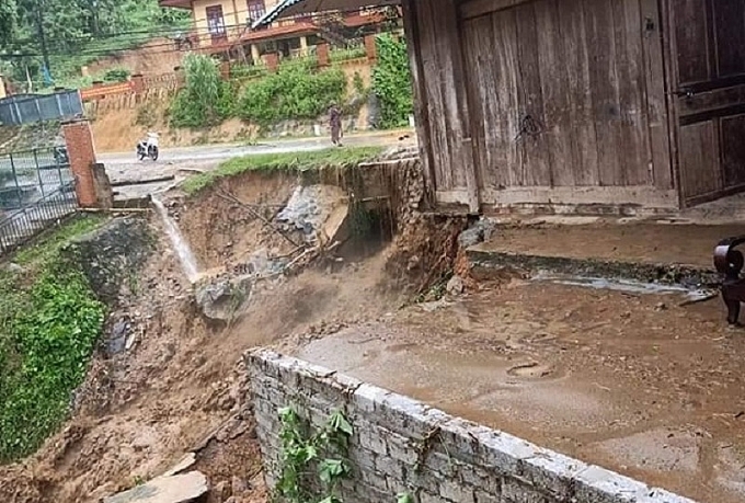 Trưởng Công an xã bị đất đá vùi lấp khi hỗ trợ người dân bị mưa lũ truong cong an xa bi dat da vui lap khi ho tro nguoi dan bi mua lu