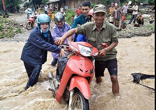 nghe an thot tim canh giao vien cam ban loi suoi chay xiet tro lai truong