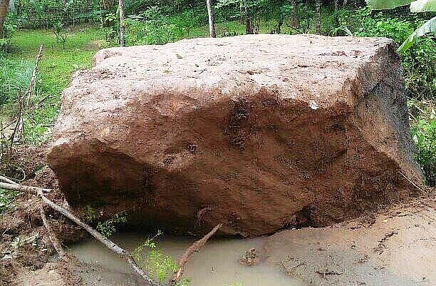 Tảng đá nặng 40 tấn lăn xuống nhà dân, gần chục hộ phải di dời tang da nang 40 tan lan xuong nha dan gan chuc ho phai di doi