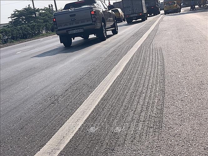 hai duong song trau rinh rap tren quoc lo 5 de doa nguoi di duong