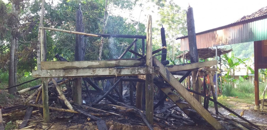 Nghệ An: "Bà hỏa" thiêu rụi căn nhà sàn lúc rạng sáng