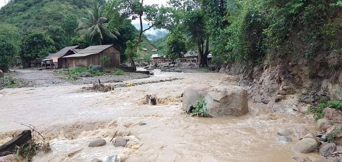 sam set giong loc xuat hien di doi khan cap hang chuc ho dan den noi an toan