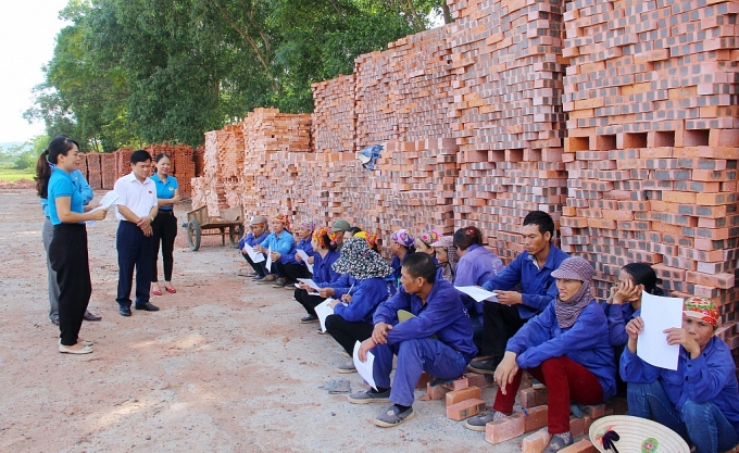 cong nhan tai 4 doanh nghiep co nguyen vong giu nguyen tuoi nghi huu