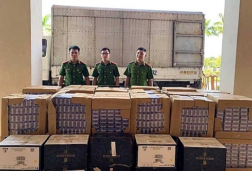 cho 17000 bao thuoc la 60 chai ruou ngoai nhap lau tai xe vut hang bo tron