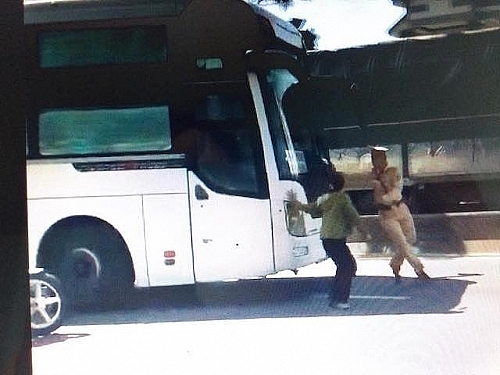 lai xe ngao da xo do xe cong vu lao o to vao canh sat