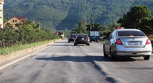 hiem nguy rinh rap tren con duong nghin ty han lun vet banh xe