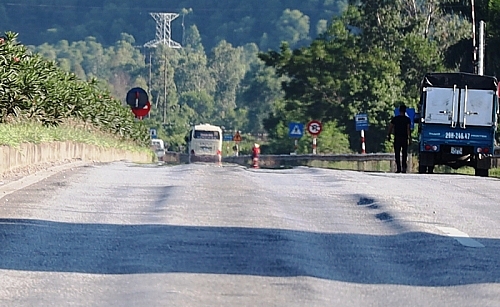 hiem nguy rinh rap tren con duong nghin ty han lun vet banh xe