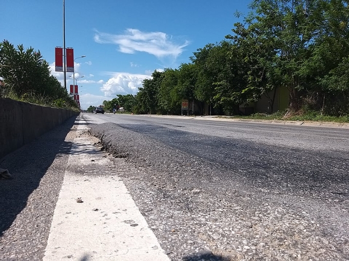 hiem nguy rinh rap tren con duong nghin ty han lun vet banh xe