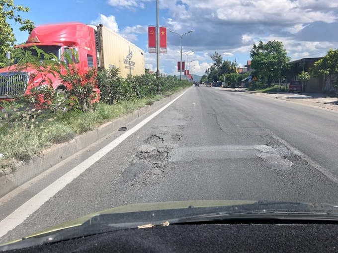 hiem nguy rinh rap tren con duong nghin ty han lun vet banh xe