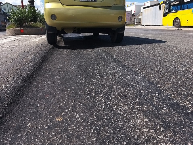 hiem nguy rinh rap tren con duong nghin ty han lun vet banh xe