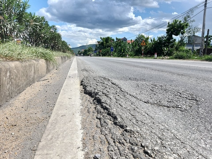 hiem nguy rinh rap tren con duong nghin ty han lun vet banh xe