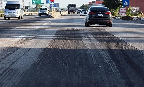 hiem nguy rinh rap tren con duong nghin ty han lun vet banh xe