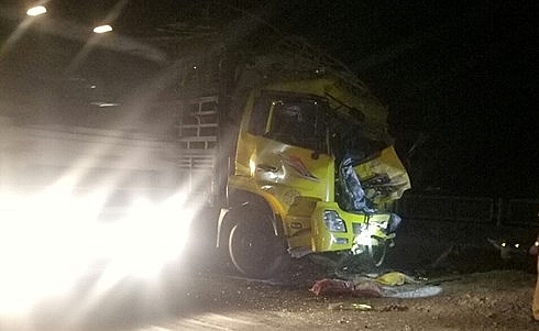 Đâm đuôi xe tải cùng chiều, người lái xe tải tử vong trong ca bin thanh hoa dam duoi xe tai cung chieu nguoi lai xe tai tu vong trong ca bin