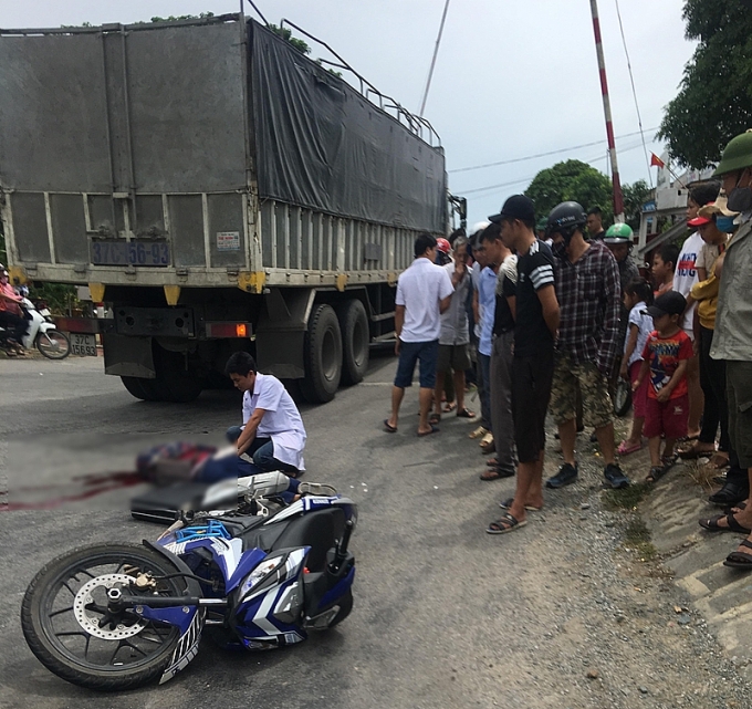 Va chạm với xe tải, người đi xe máy tử vong tại chỗ va cham voi xe tai nguoi di xe may tu vong tai cho