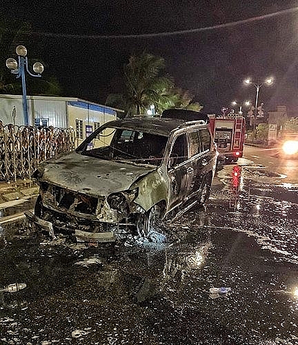 xe toyota prado bi no lop boc chay du doi tren pho