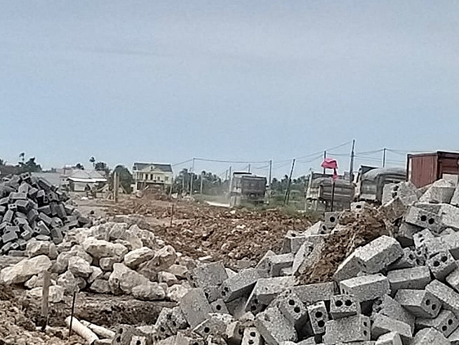 Xe có dấu hiệu quá khổ, quá tải xếp hàng chạy, cày nát đường liên xã xe co dau hieu qua kho qua tai xep hang chay cay nat duong lien xa