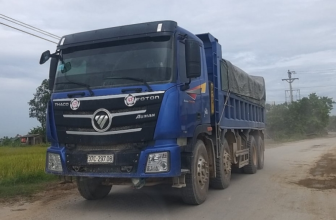 Xe có dấu hiệu quá khổ, quá tải xếp hàng chạy, cày nát đường liên xã xe co dau hieu qua kho qua tai xep hang chay cay nat duong lien xa