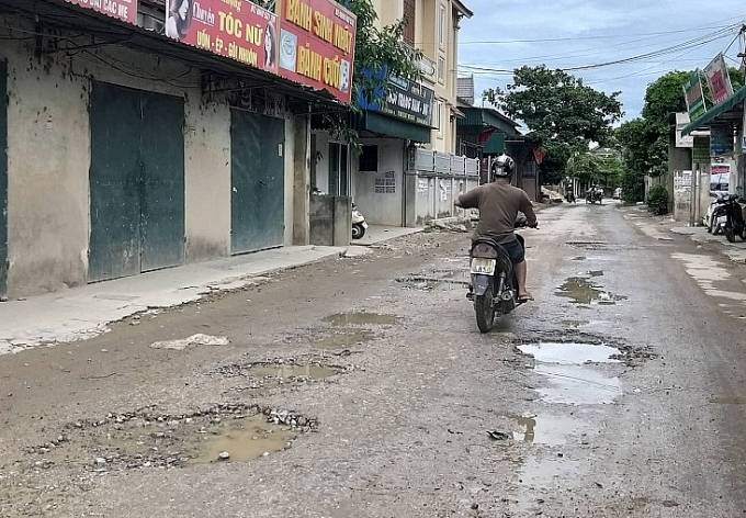 Xe có dấu hiệu quá khổ, quá tải xếp hàng chạy, cày nát đường liên xã xe co dau hieu qua kho qua tai xep hang chay cay nat duong lien xa