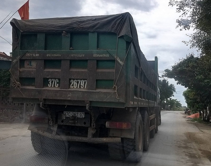 Xe có dấu hiệu quá khổ, quá tải xếp hàng chạy, cày nát đường liên xã xe co dau hieu qua kho qua tai xep hang chay cay nat duong lien xa