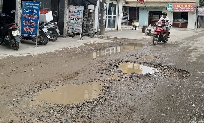 Xe có dấu hiệu quá khổ, quá tải xếp hàng chạy, cày nát đường liên xã xe co dau hieu qua kho qua tai xep hang chay cay nat duong lien xa